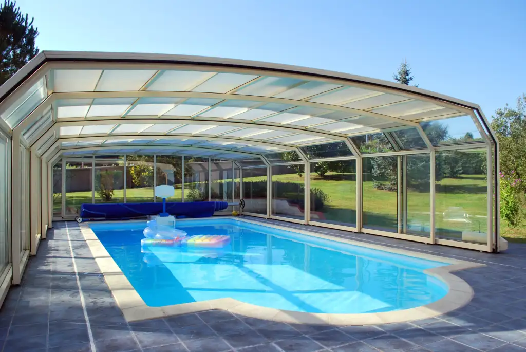 Installation abri de piscine : protégez votre espace fraîcheur