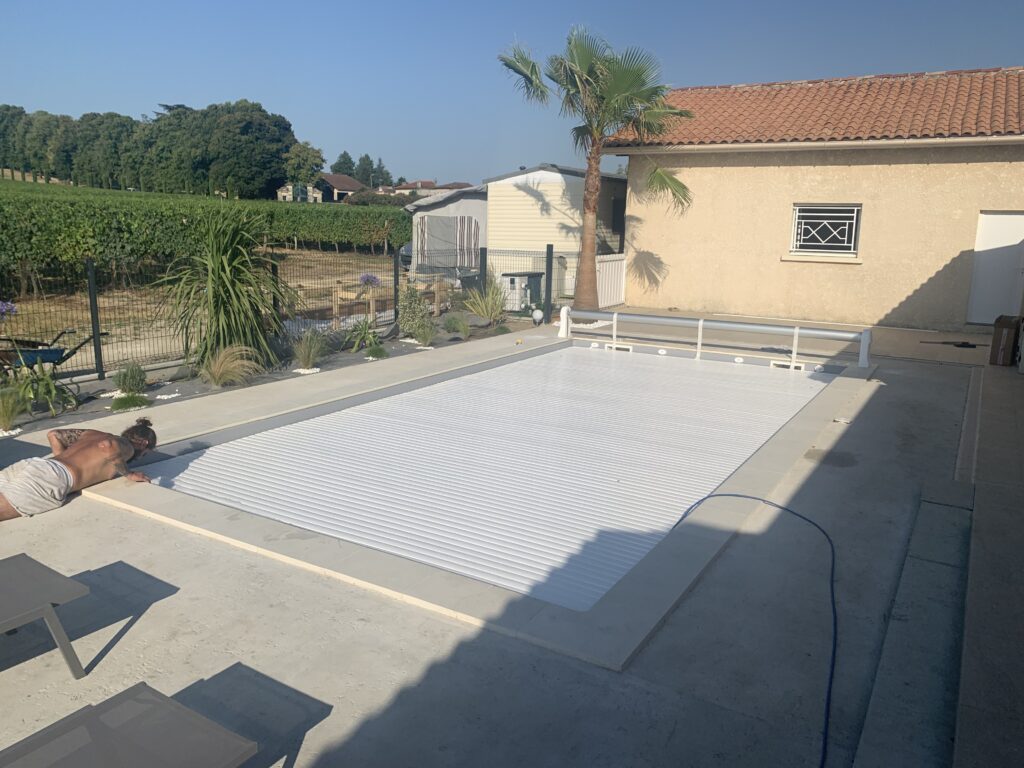 Volet et bâche piscines Bordeaux : bache à barre & volets pour piscine autour de Bordeaux