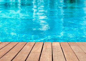 Piscine et terrasse Bordeaux : terrasse et plage de piscine dans la région de Créon